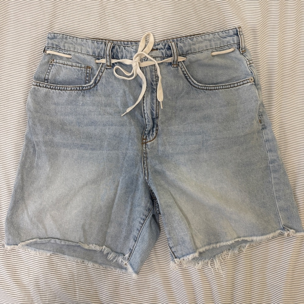 PILCRO Anthropologie sz 30 light wash denim shorts shoestring tie